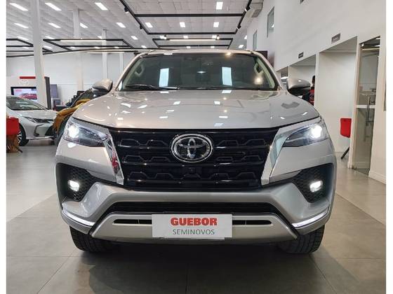 TOYOTA HILUX SW4 2.8 D-4D TURBO DIESEL SRX 4X4 AUTOMÁTICO